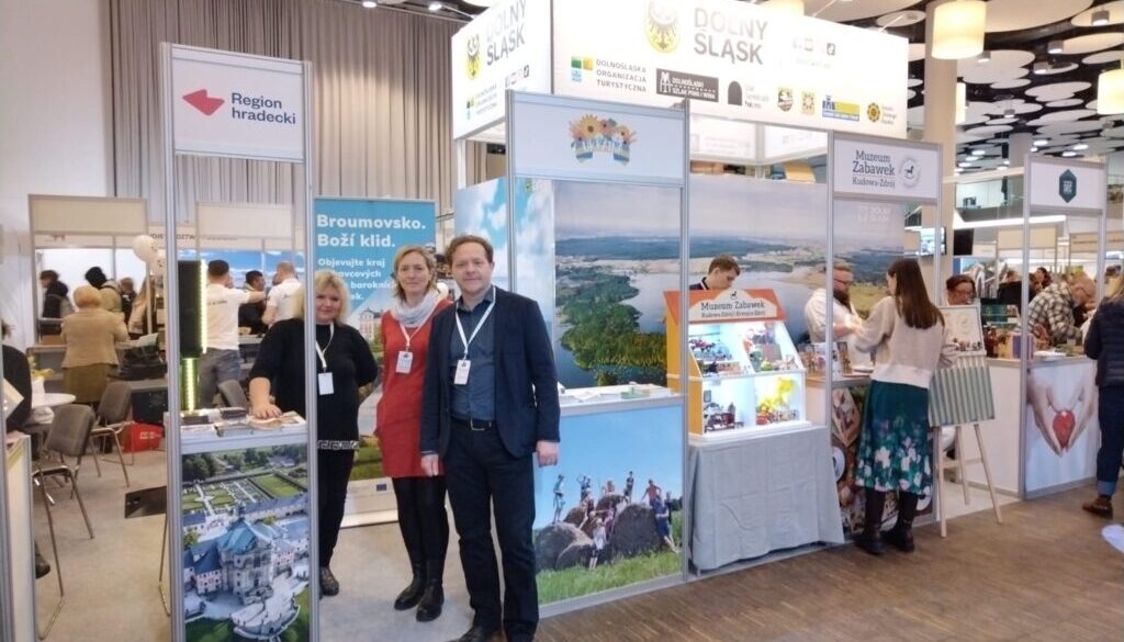 Malý stánek Královéhradeckého kraje se třemi účastníky z krajské centrály cestovního ruchu.
