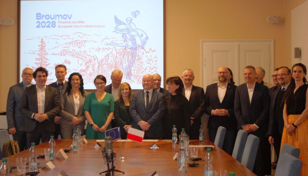 Hromadná fotografie představitelů poslké a české strany, kteří se účastnili podpisu deklarace.