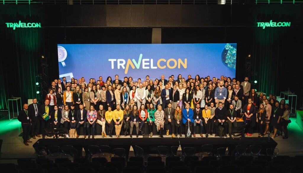 Hromadná fotografie všch účastníků i řečníku letošního ročníku Travelcon, kterých bylo přes 400.